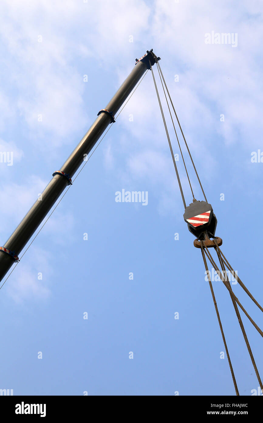 Puleggia gigante con robusti cavi di acciaio per il sollevamento di carichi pesanti Foto Stock