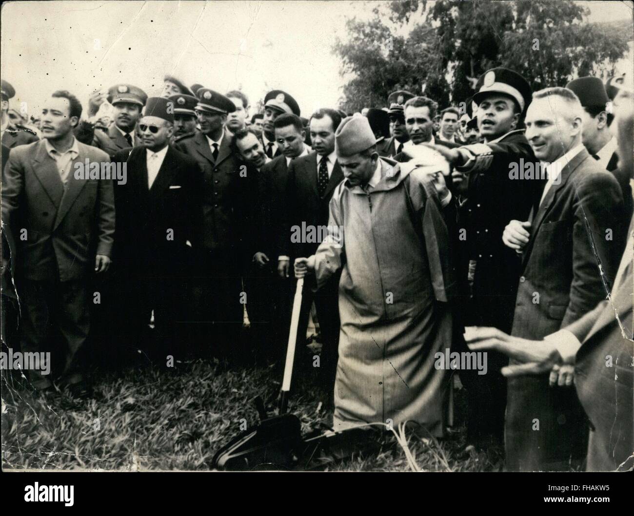 1964 - Mehdi Ben Barka, Hassan II, e Mohammed V. Mehdi Ben Barka (1920 Ð scomparso il 29 ottobre 1965) era un politico marocchino, testa di sinistra Unione nazionale delle forze popolari (UNPF) e segretario della Conferenza Tricontinental. Un avversario di Hassan II, egli desaparecidos a Parigi nel 1965. Nonostante innumerevoli teorie di tentare di spiegare che cosa realmente è accaduto lui, le circostanze precise della sua scomparsa non sono mai state create e come del 2009, le indagini sono in corso. © Keystone Pictures USA/ZUMAPRESS.com/Alamy Live News Foto Stock