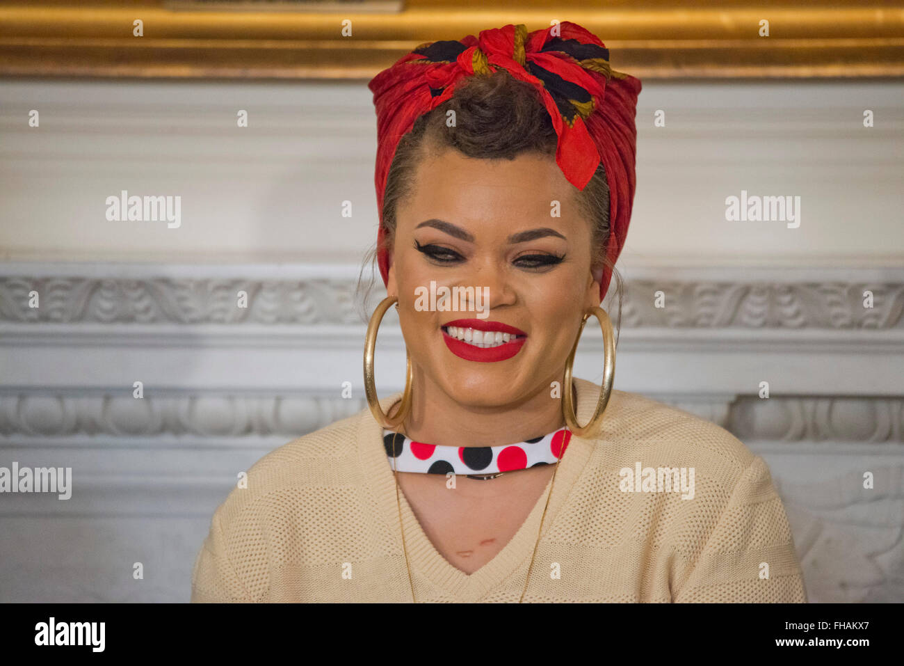 Washington DC, Stati Uniti d'America. 24 Febbraio 2016.Audra giorno ascolta la First Lady Michelle Obama come parte del "In termini di prestazioni alla Casa Bianca" serie. La First Lady ospita uno speciale seminario diurno per gli studenti. La prima signora accoglie più di 130 scuola media, alta scuola e gli studenti universitari provenienti da tutto il paese per prendere parte a un interactive student workshop: "L'eredità musicale di Ray Charles."Ella fu affiancato da Yolanda Adams, Leon ponti, Demi lavato e Jussie Smollett. Credito: Patsy Lynch/Alamy Live News Foto Stock