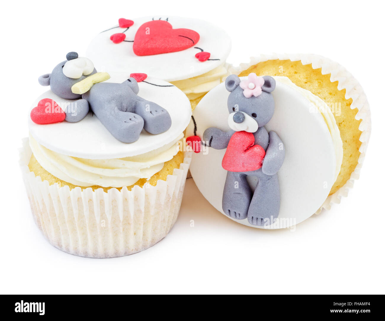 Tortine con Teddy bear e cuori isolati su sfondo bianco. Il giorno di San Valentino tortina. Foto Stock