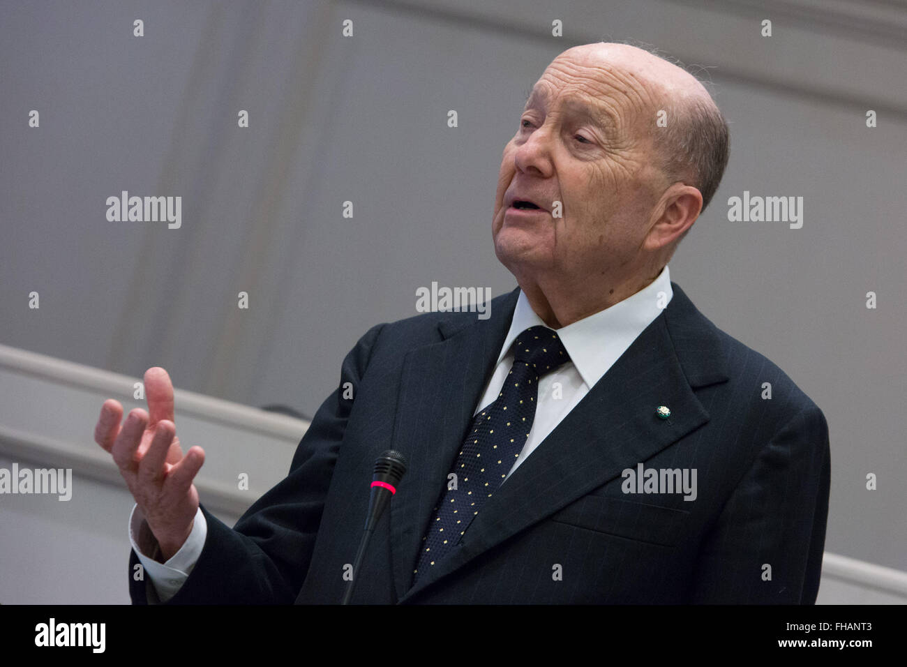 Roma, Italia. 24 Febbraio, 2016. Paolo Grossi il nuovo presidente della Corte costituzionale italiana parla presso il Palazzo della Consulta in Italia. Corte Costituzionale della Repubblica Italiana elegge Paolo Grossi come suo nuovo presidente con 14/15 preferenze. Credit: Davide Fracassi/Pacific Press/Alamy Live News Foto Stock