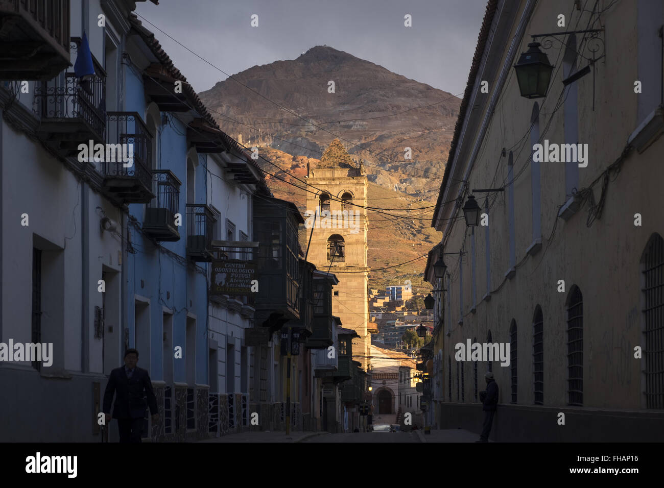 Vista della famosa montagna Cerro Rico sopra la città di Potosí Foto Stock