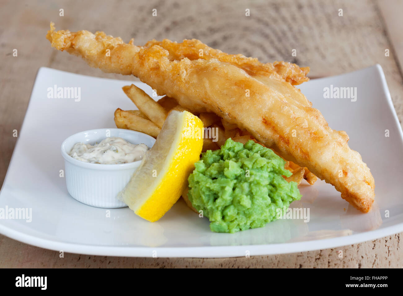 Pesce e patatine e fiacco piselli Foto Stock