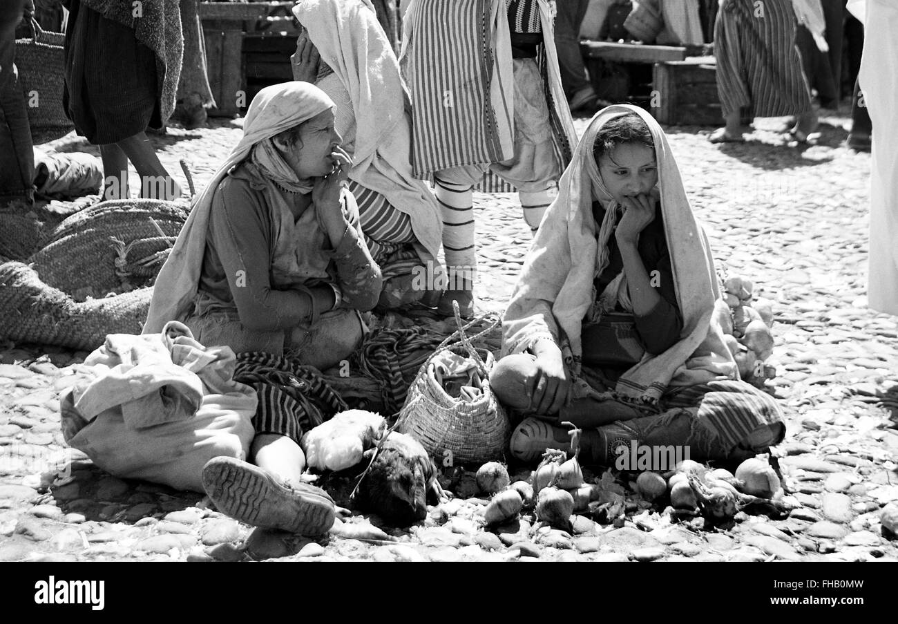 Le donne contadine la vendita di mercato producono Gran Canaria Spagna degli anni cinquanta Foto Stock