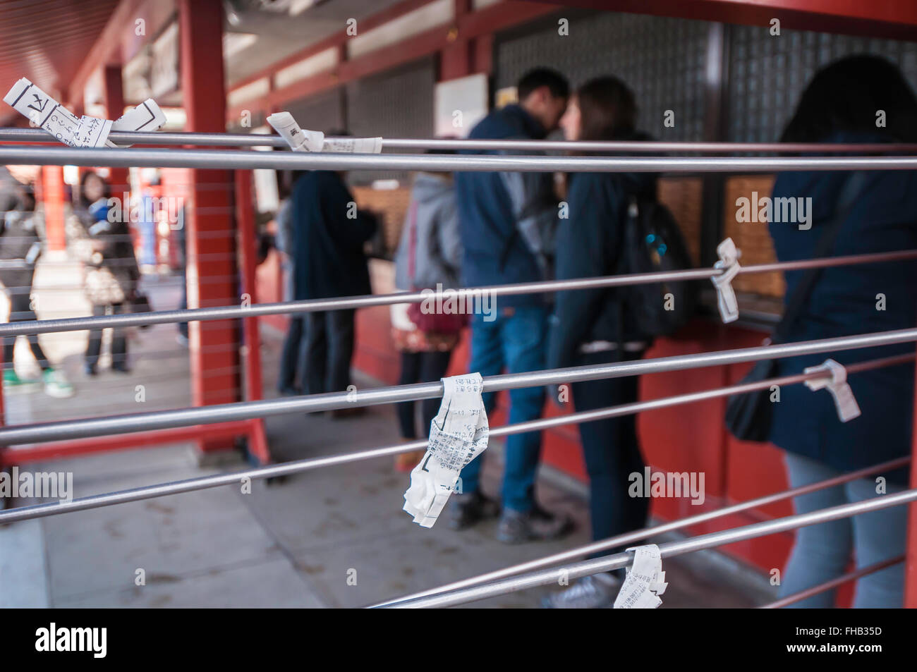 O-mikuji, carte di preghiera, di Senso-ji tempio Buddista Asakusa, Tokyo, Giappone Foto Stock