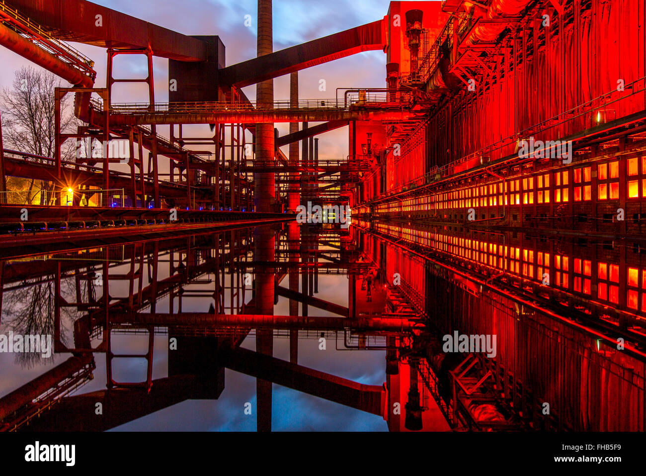 Illuminazione di cokeria Zollverein, un sito del patrimonio mondiale, di Essen, in Germania, parte della ex miniera di carbone Zeche Zollverein Foto Stock