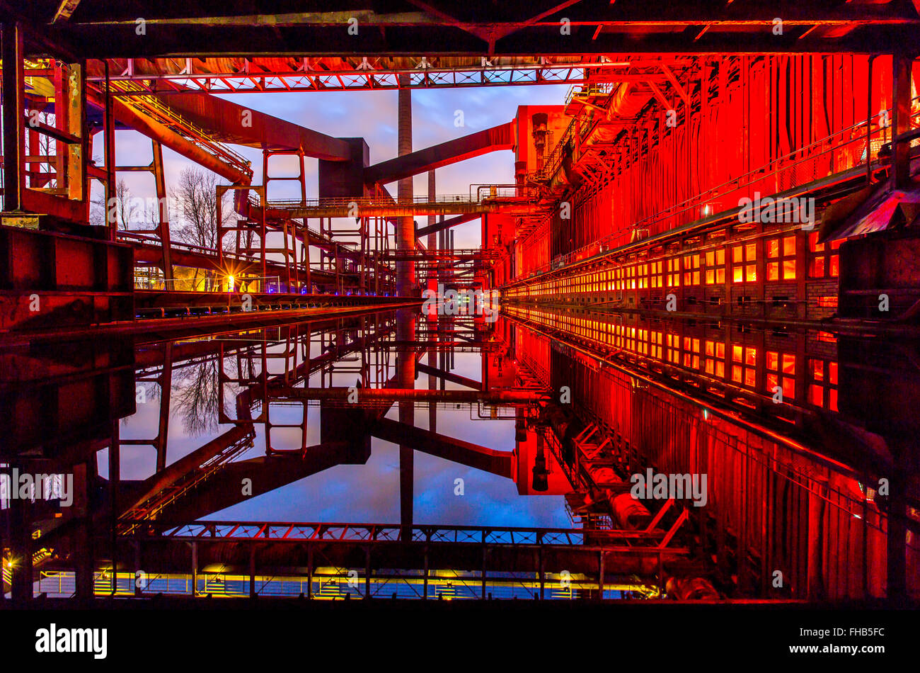 Illuminazione di cokeria Zollverein, un sito del patrimonio mondiale, di Essen, in Germania, parte della ex miniera di carbone Zeche Zollverein Foto Stock