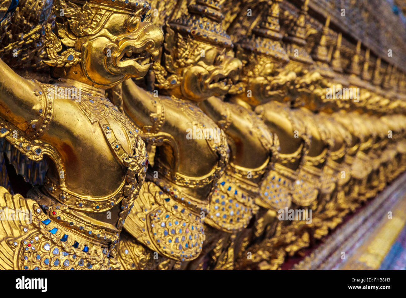 Garuda immagini che ornano le pareti di Wat Pha Kaew (il Tempio del Buddha di smeraldo), il Grand Palace, Bangkok, Thailandia Foto Stock