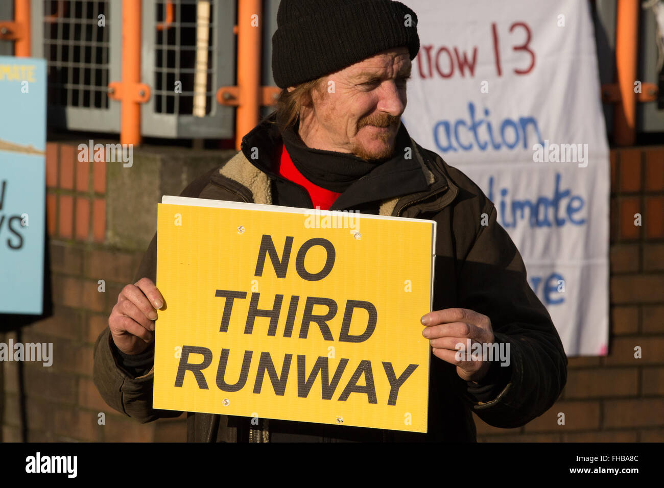 Londra, Regno Unito. Il 24 febbraio, 2016. Un sostenitore del Heathrow 13 mantiene un 'No terza pista' insegna esterna Willesden Magistrates Court. Credito: Mark Kerrison/Alamy Live News Foto Stock