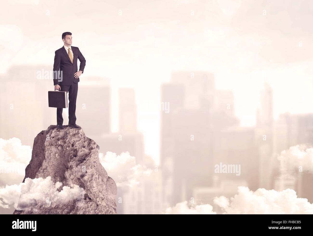 Imprenditore fiducioso sulla scogliera pericolose Foto Stock