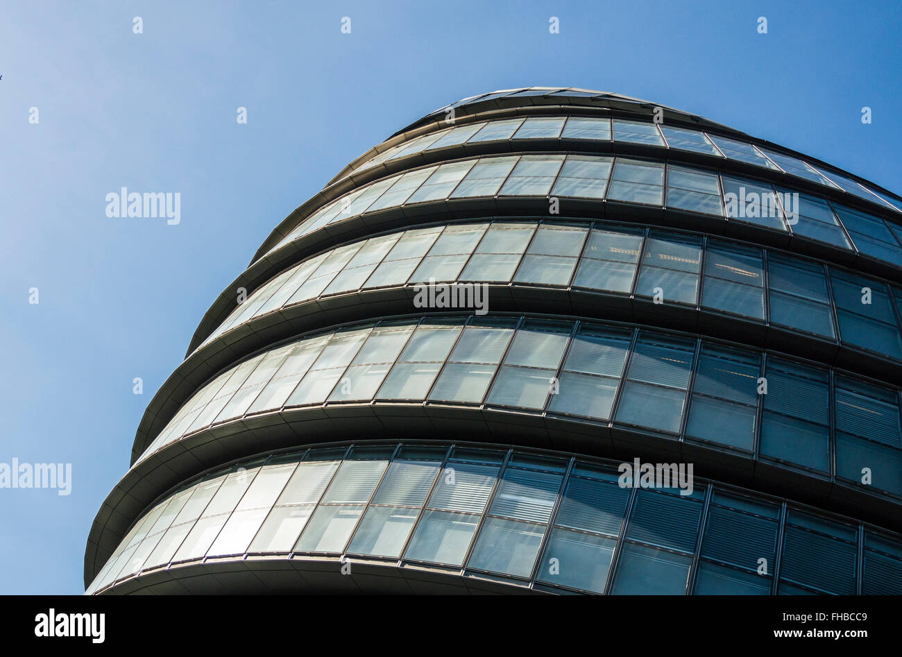 Blue Skies oltre al municipio di più di Londra, City of London, England, Regno Unito, Europa Foto Stock