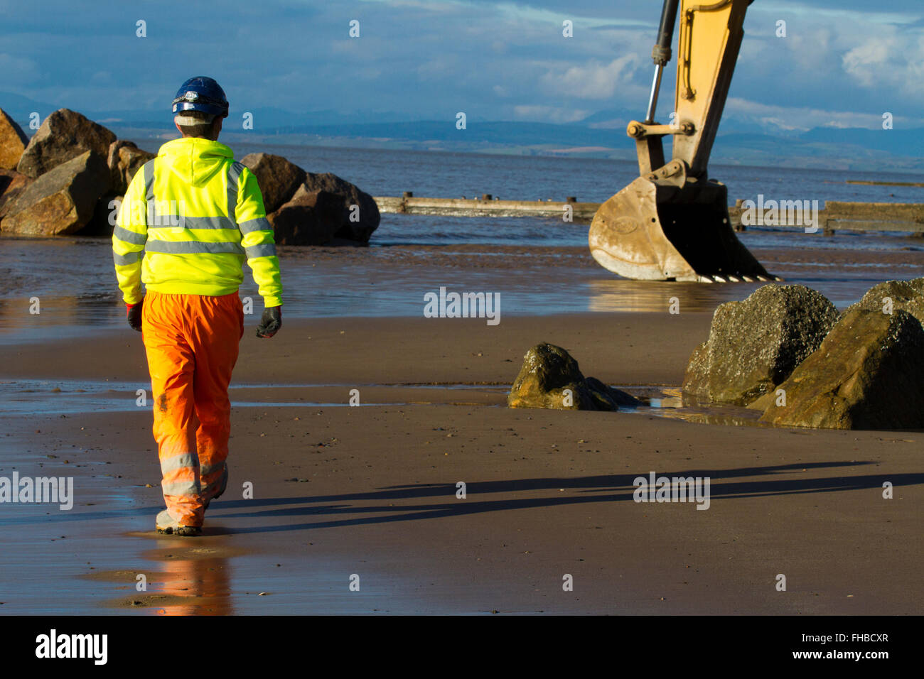 Blackpool, Fleetwood, nel Lancashire, Regno Unito. Il 24 febbraio, 2016. Rossall difesa costiera £86milioni riprende il progetto. Dopo le recenti tempeste e forti venti, rock collocamento continua sul revetment all'estremità meridionale delle opere con un ulteriore 9.500 tonnellate di roccia primaria posto. Roccia primaria di collocamento totali ora 95.000 tonnellate e 171,500 tonnellate di esso sono ora stati consegnati al sito. Cernan Elias/Alamy Live News Foto Stock