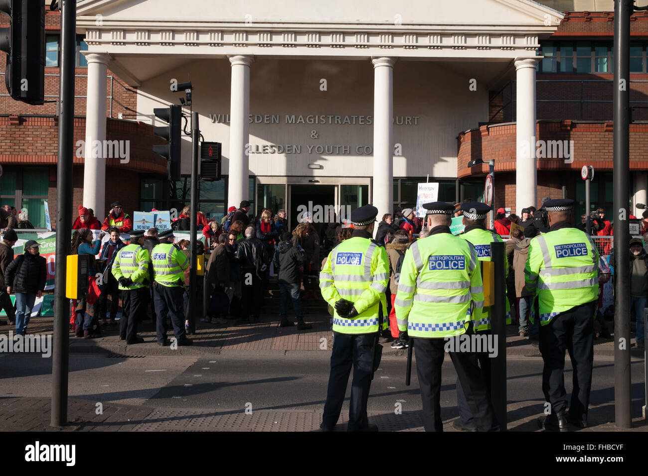 Londra, Regno Unito. Il 24 febbraio, 2016. Vi è stata una forte presenza di polizia al di fuori di Willesden Magistrates Court per la condanna del Heathrow 13. Credito: Mark Kerrison/Alamy Live News Foto Stock