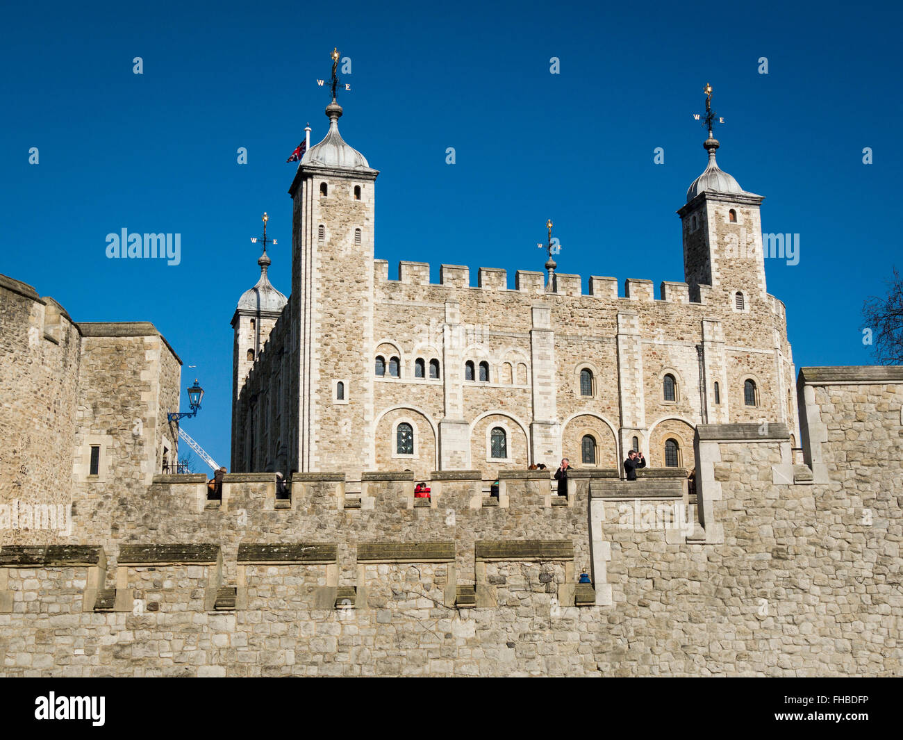 I cieli blu oltre la Torre di Londra City of London, England, Regno Unito, Europa Foto Stock