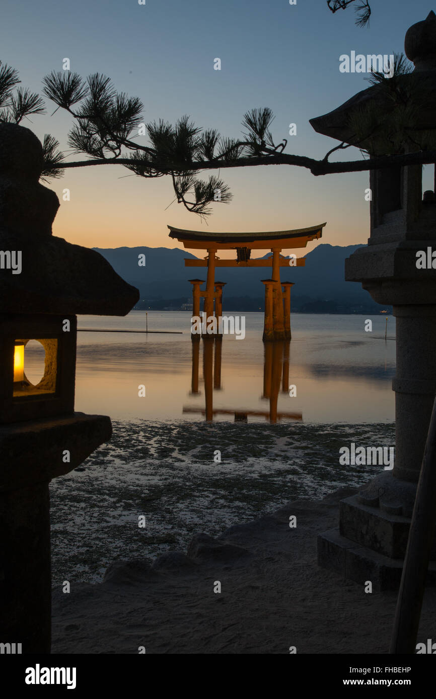 Miyajima in Giappone il Tempio di Itsukushima grande red torii Foto Stock