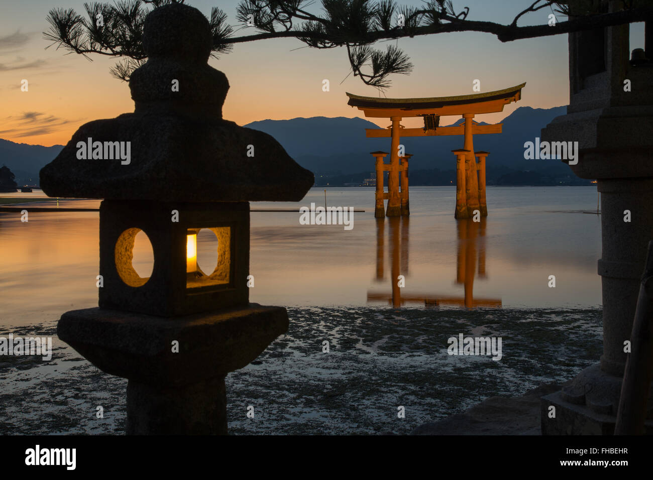 Miyajima in Giappone il Tempio di Itsukushima grande red torii Foto Stock
