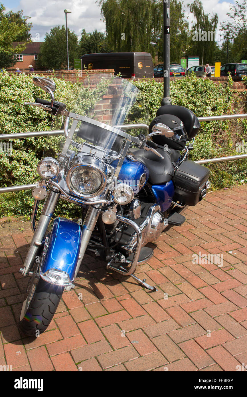 Harley Davidson Road King moto con vernice blu in un parcheggio a Marlborough, Wiltshire. Foto Stock