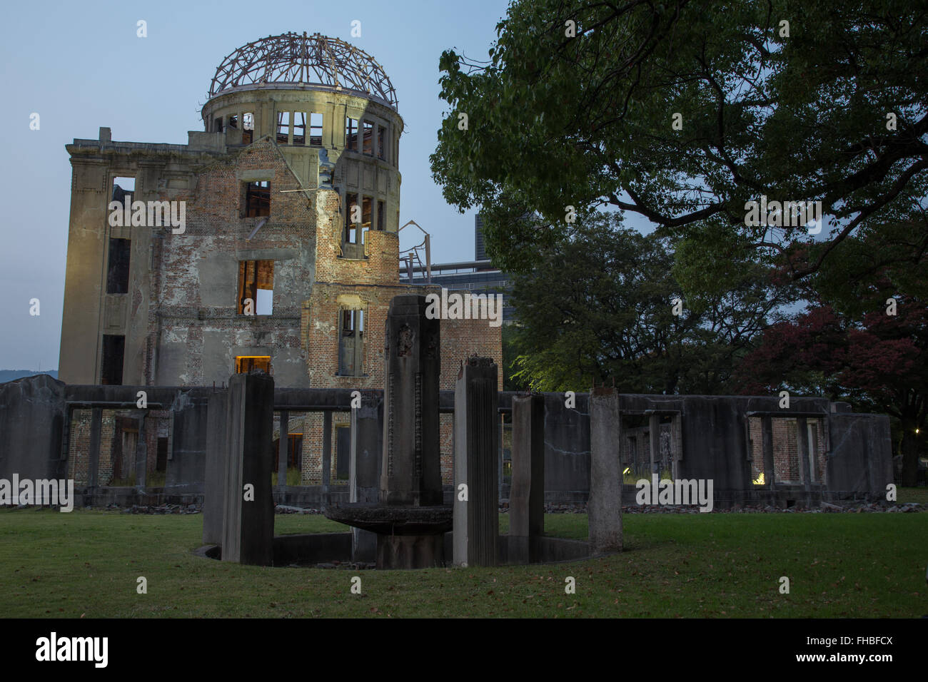Cupola atomica o la Prefettura di Hiroshima Industry Promotion edificio rimane a twilght e di notte Foto Stock