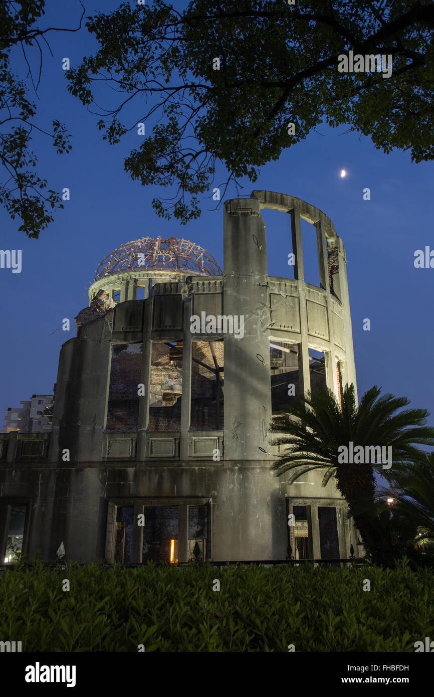 Cupola atomica o la Prefettura di Hiroshima Industry Promotion edificio rimane a twilght e di notte con la luna Foto Stock