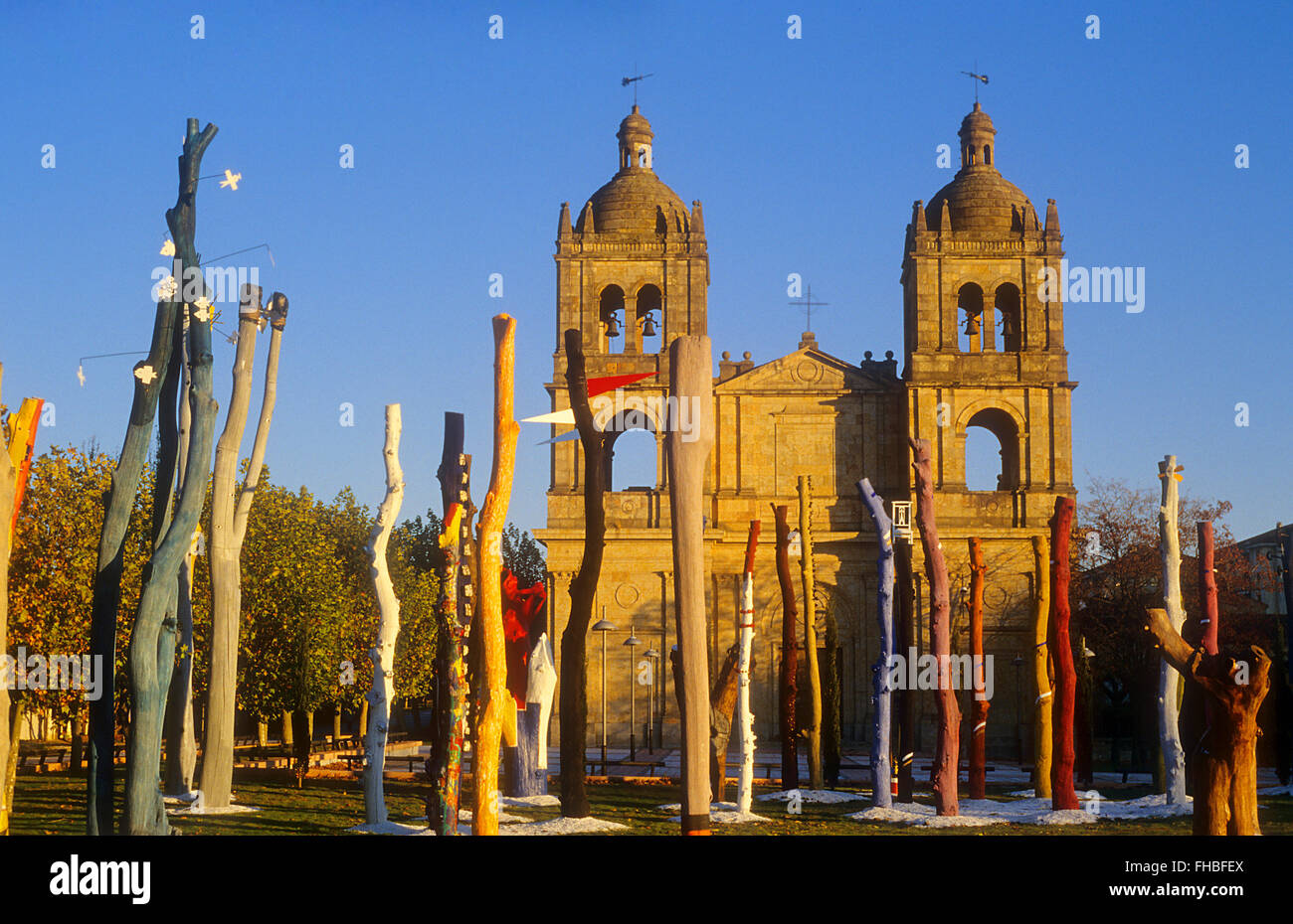 "Bosque Encantado',bosco incantato, da Agustín Ibarrola Goicoechea, in background Santísima Trinidad chiesa,Salamanca,Spagna Foto Stock