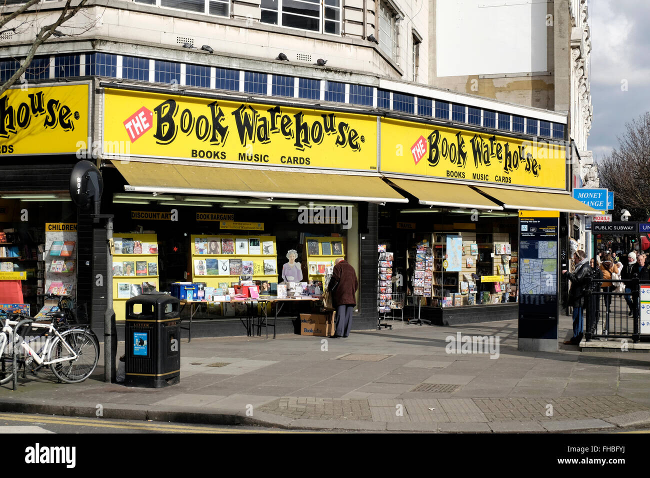 Una vista generale del libro magazzino in Notting Hill Gate Foto Stock