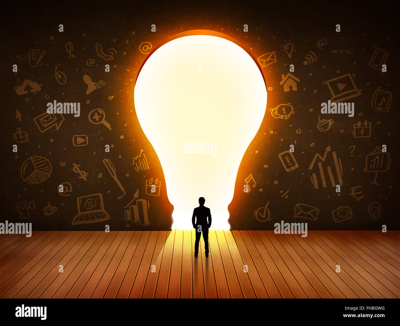 Business man guardando alla luce brillante lampadina nella parete Foto Stock