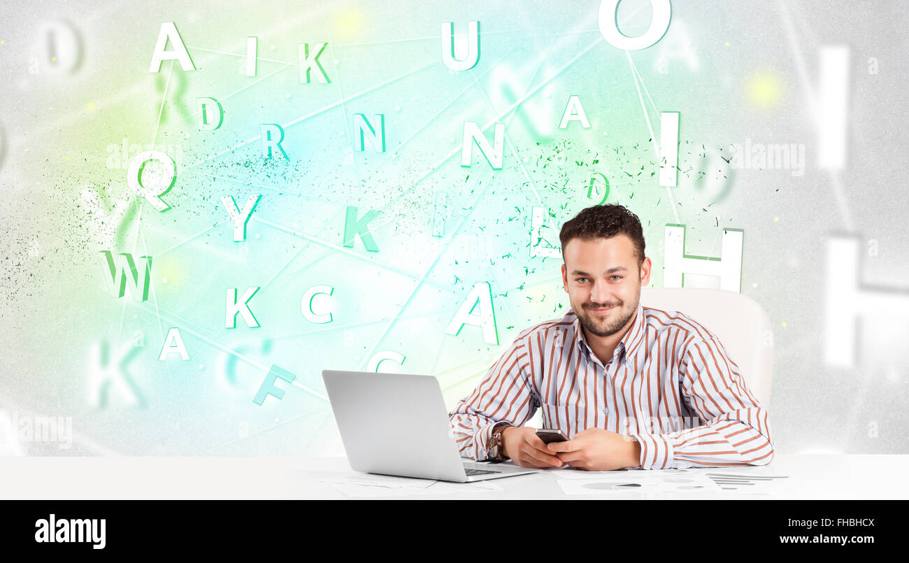 Uomo d'affari alla scrivania con parola verde cloud Foto Stock