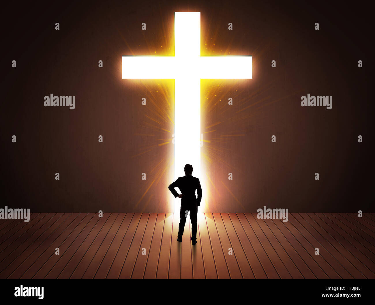 Uomo che guarda un luminoso segno a forma di croce Foto Stock