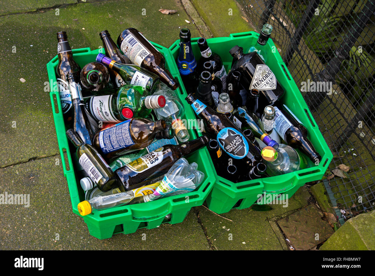 Verde scatole di plastica di bottiglie di vetro in attesa di essere raccolti, parte della città di Edimburgo del Consiglio lo schema di riciclaggio. Foto Stock