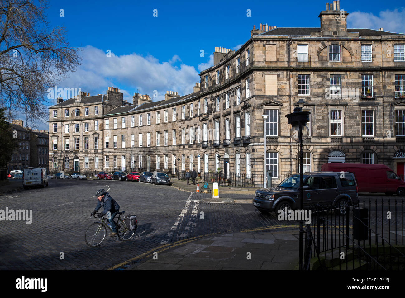 Un ciclista gira su Drummond posto nella zona nuova di Edinburgo. Foto Stock