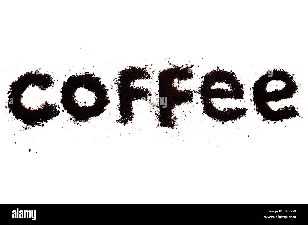 La parola caffè creato dal caffè macinato istantaneo fotografati contro uno sfondo bianco. Foto Stock