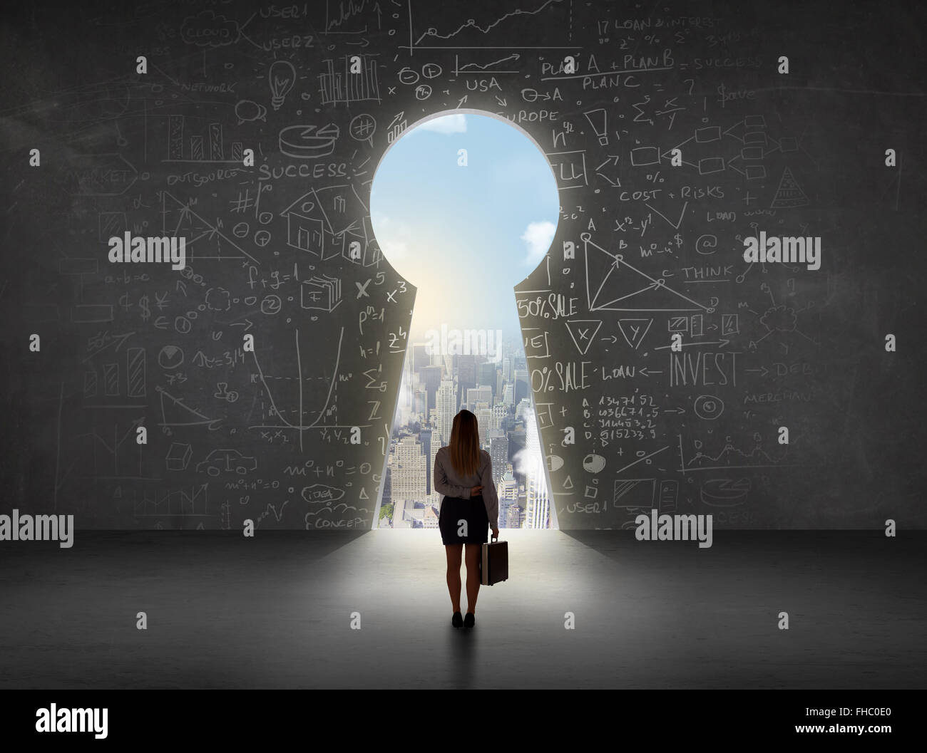 Business donna guardando a toppa di chiave con un luminoso paesaggio concetto Foto Stock