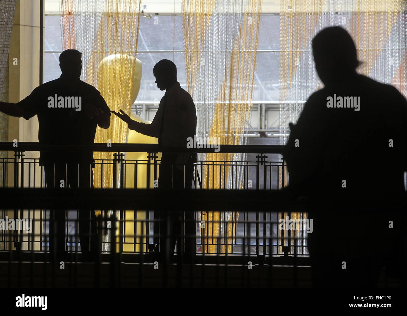 Hollywood, California, USA. 24 Febbraio, 2016. La gente a piedi dalla statua di Oscar davanti al Teatro Dolby. La 88th Academy Awards si terrà domenica 28 febbraio, 2016. © Ringo Chiu/ZUMA filo/Alamy Live News Foto Stock