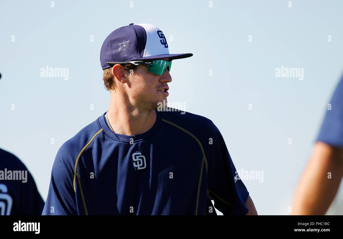 Peoria, AZ, Stati Uniti d'America. 24 Febbraio, 2016. San Diego Padres catcher Wil Myers si allunga durante la pratica in spring training. | (K.C. Alfred/ San Diego Union-Tribune Credito: K.C. Alfred/U-T San Diego/ZUMA filo/Alamy Live News Foto Stock