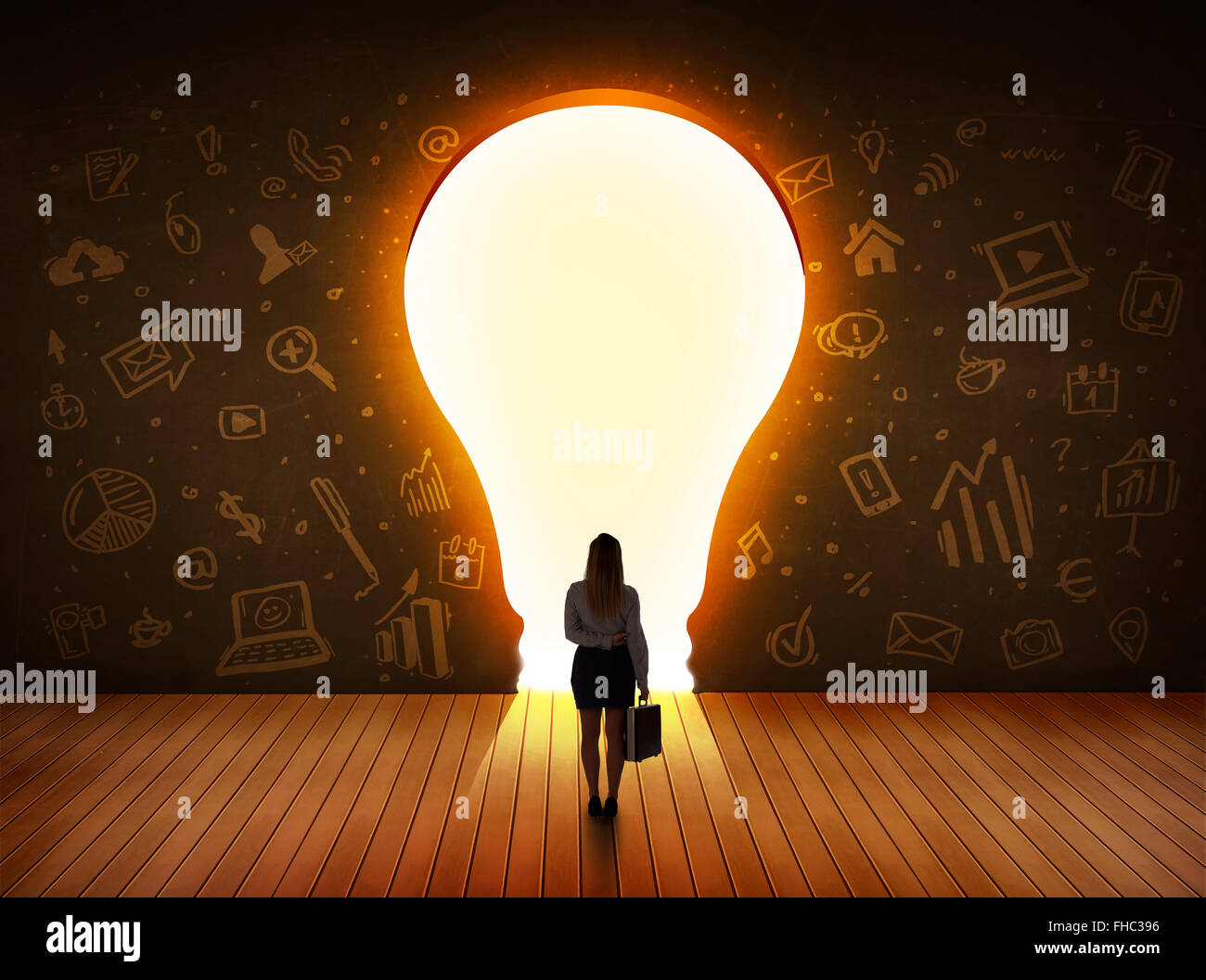 Business donna che guarda la luce brillante lampadina nella parete Foto Stock