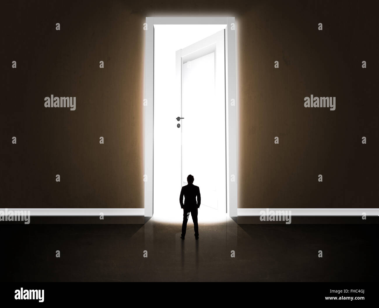 Business man guardando grandi luminose porta aperta Foto Stock