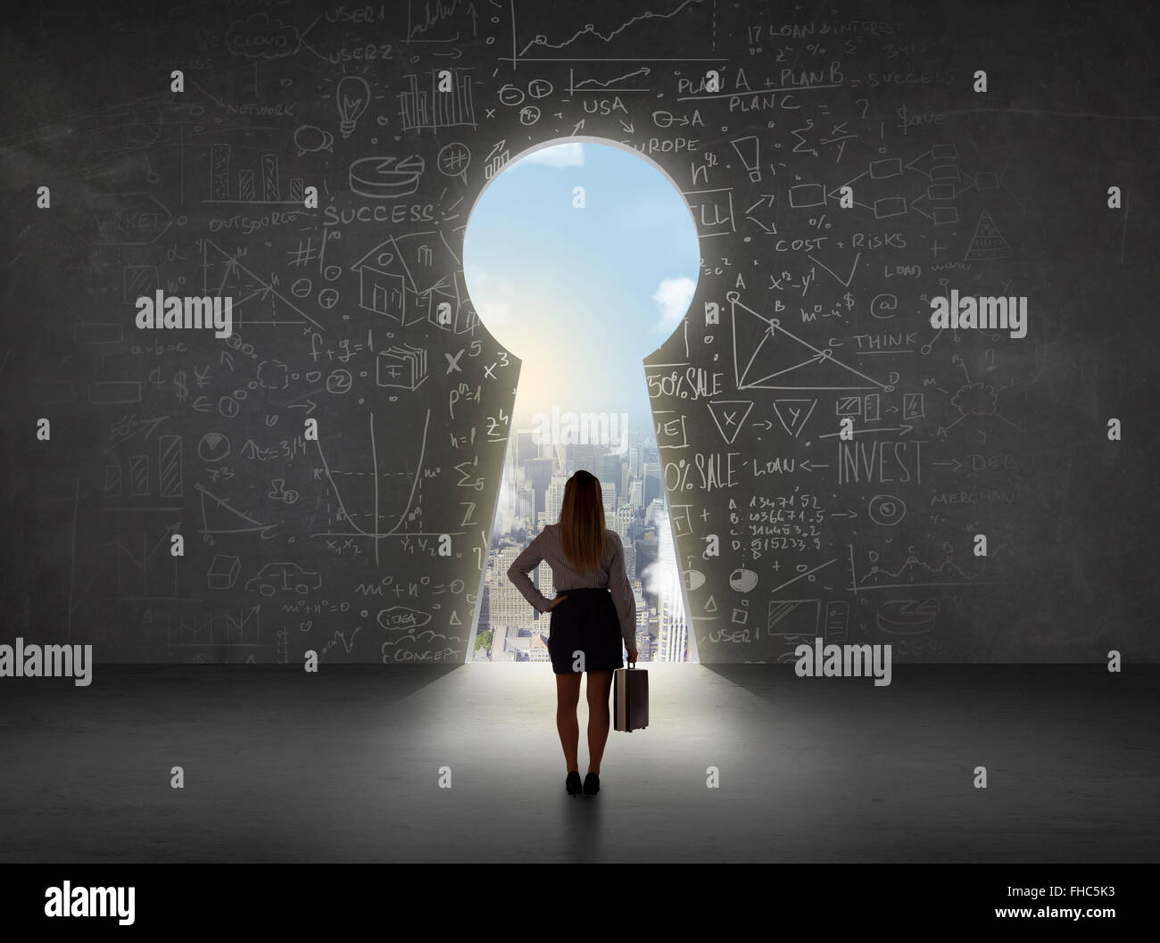 Business donna guardando a toppa di chiave con un luminoso paesaggio concetto Foto Stock