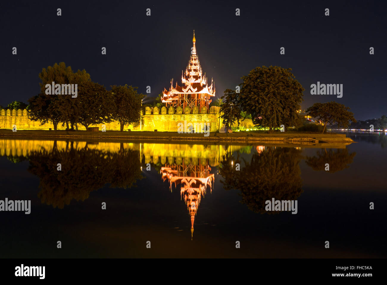 Illuminati pagode in Myanmar Mandalay di notte Foto Stock