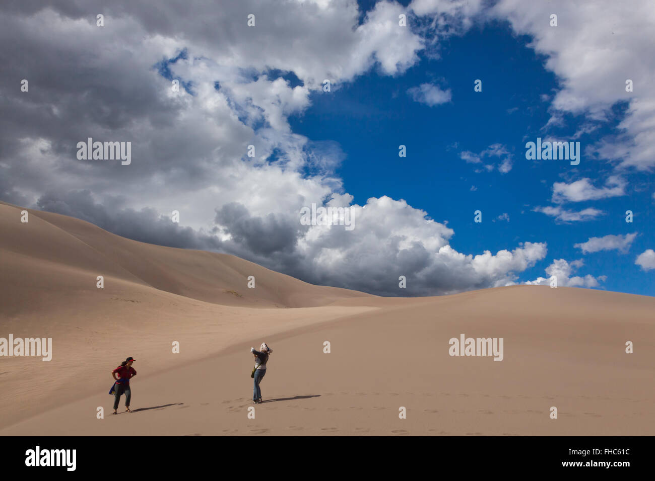 Visitatori escursione in grandi dune di sabbia del Parco Nazionale che contiene le più grandi dune di sabbia in America del Nord - COLORADO MR Foto Stock