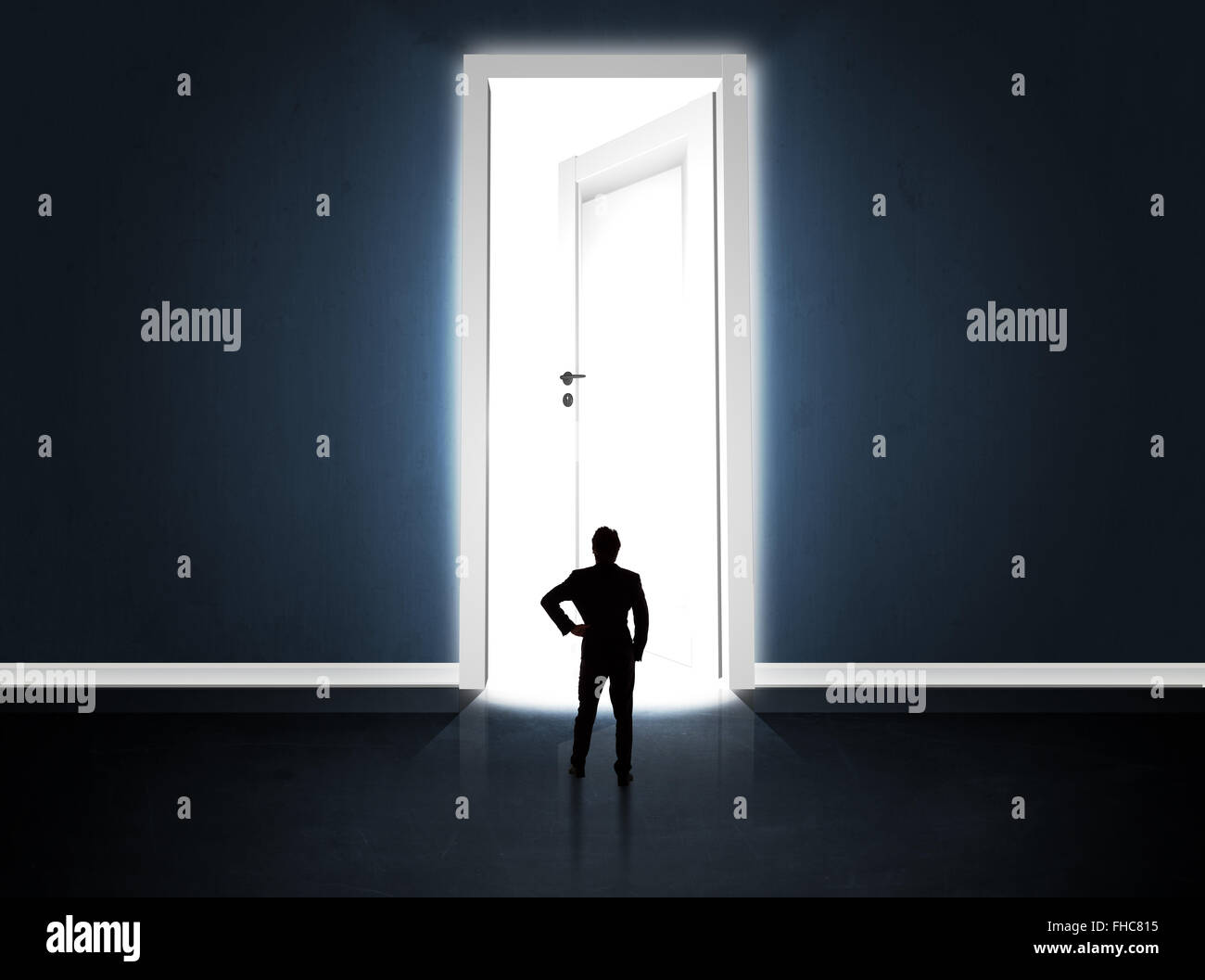 Business man guardando grandi luminose porta aperta Foto Stock