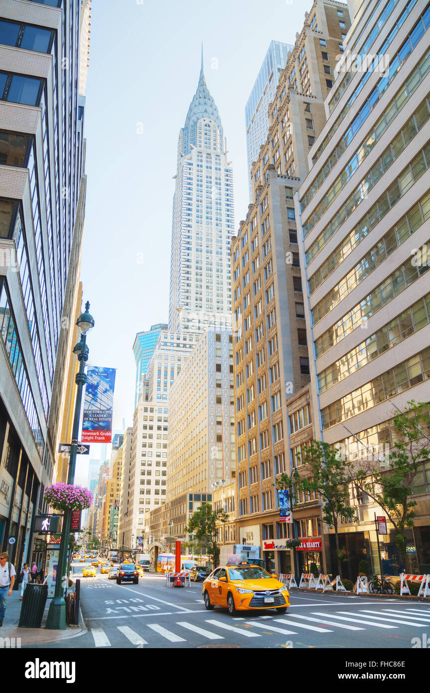NEW YORK CITY - 5 settembre: New York Street con il Chrysler building il 5 settembre 2015 a New York City. Foto Stock