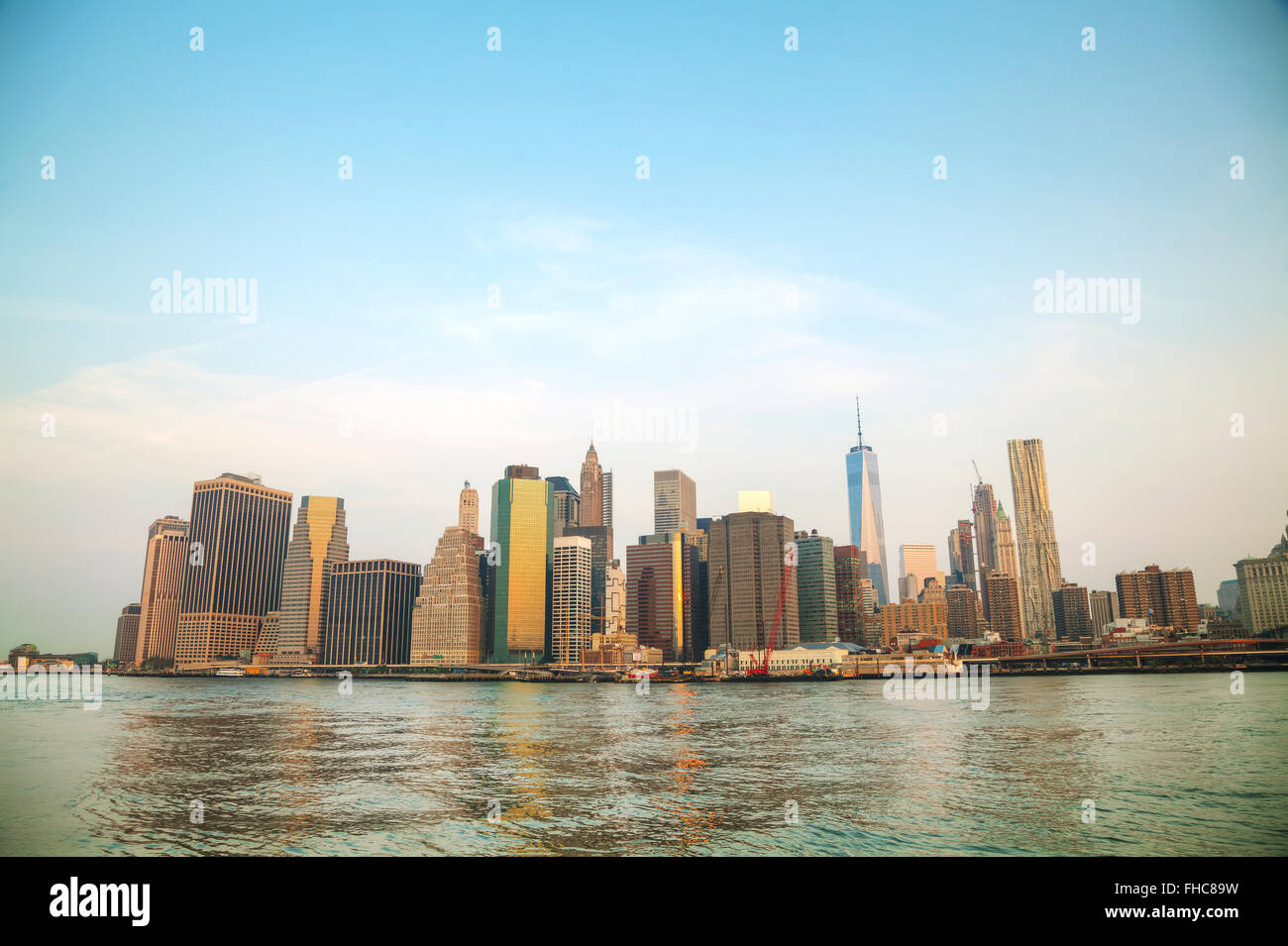 Paesaggio urbano di Manhattan con il ponte di Brooklyn in serata Foto Stock