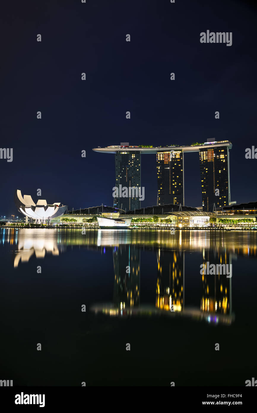 SINGAPORE - 31 ottobre: Panoramica della marina bay con il Marina Bay Sands il 31 ottobre 2015 a Singapore. Foto Stock