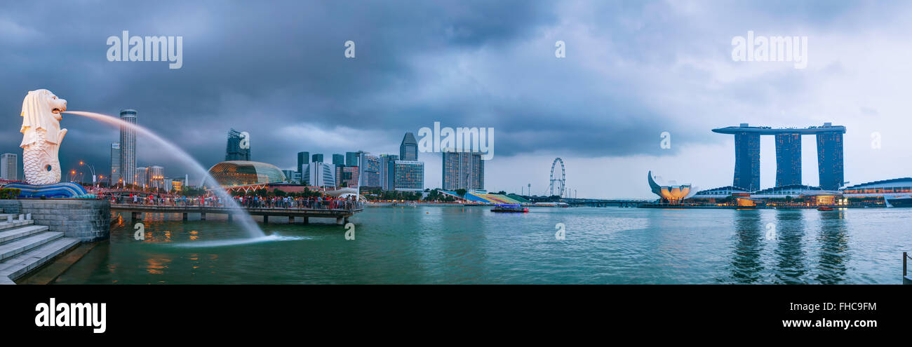SINGAPORE - 31 ottobre: Panoramica della marina bay con il Merlion e Marina Bay Sands il 30 ottobre 2015 a Singapore. Foto Stock