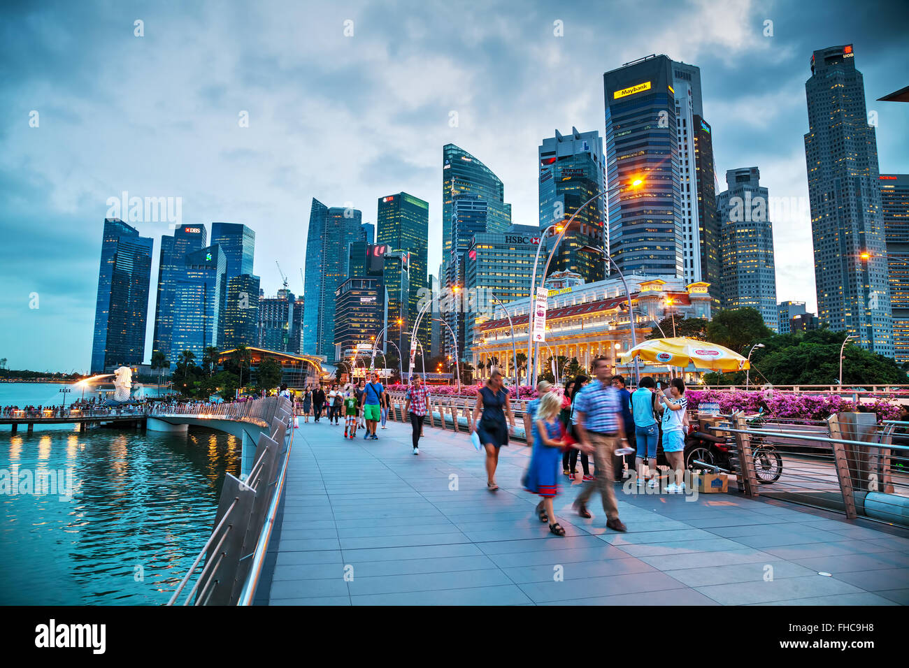 SINGAPORE - 30 ottobre: Panoramica della marina bay con il Merlion su ottobre 30, 2015 a Singapore. Foto Stock