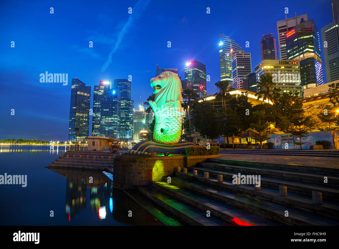SINGAPORE - 31 ottobre: Panoramica della marina bay con il Merlion su ottobre 30, 2015 a Singapore. Foto Stock
