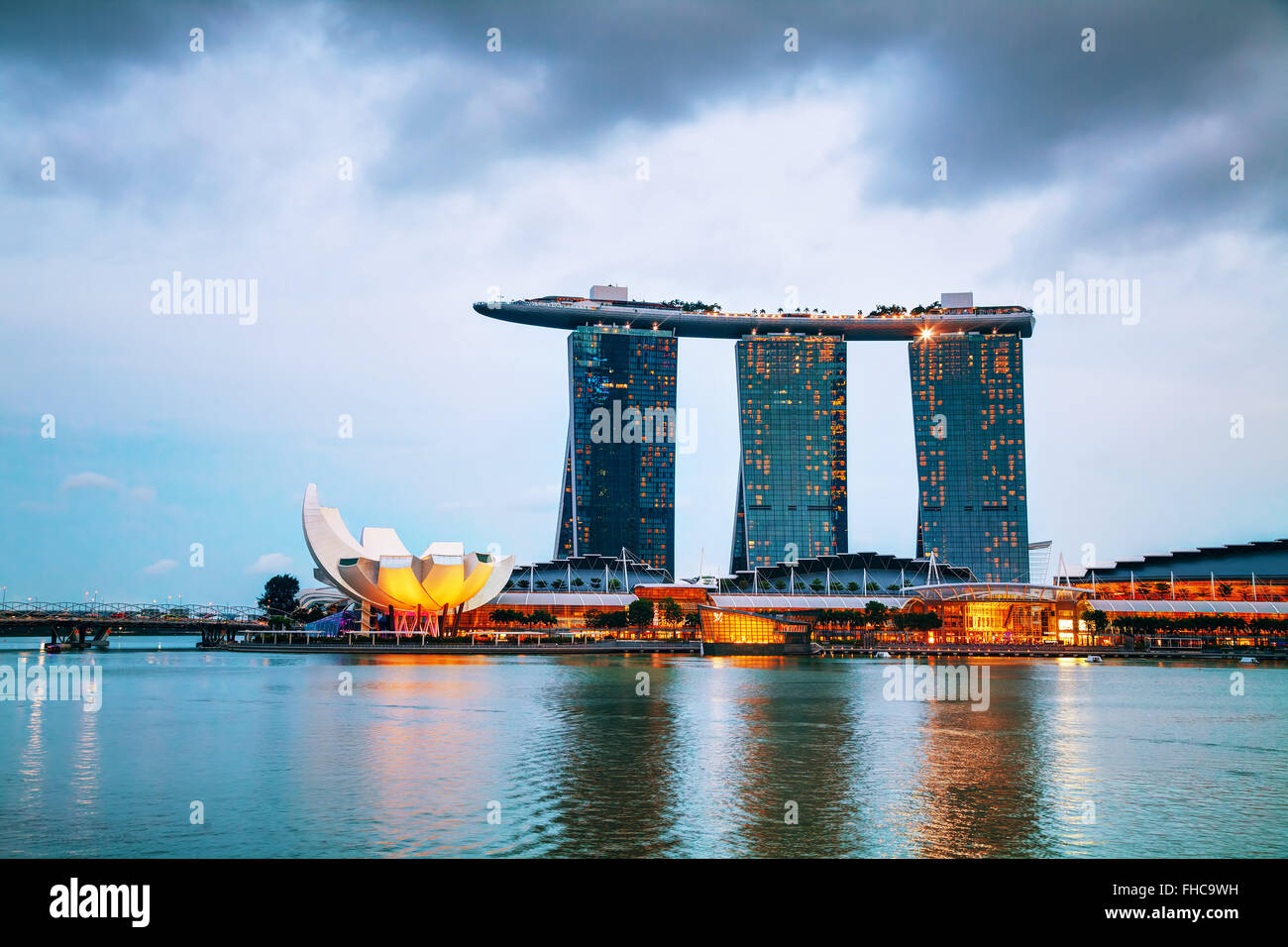 SINGAPORE - 30 ottobre: Panoramica della marina bay con Marina Bay Sands il 30 ottobre 2015 a Singapore. Foto Stock