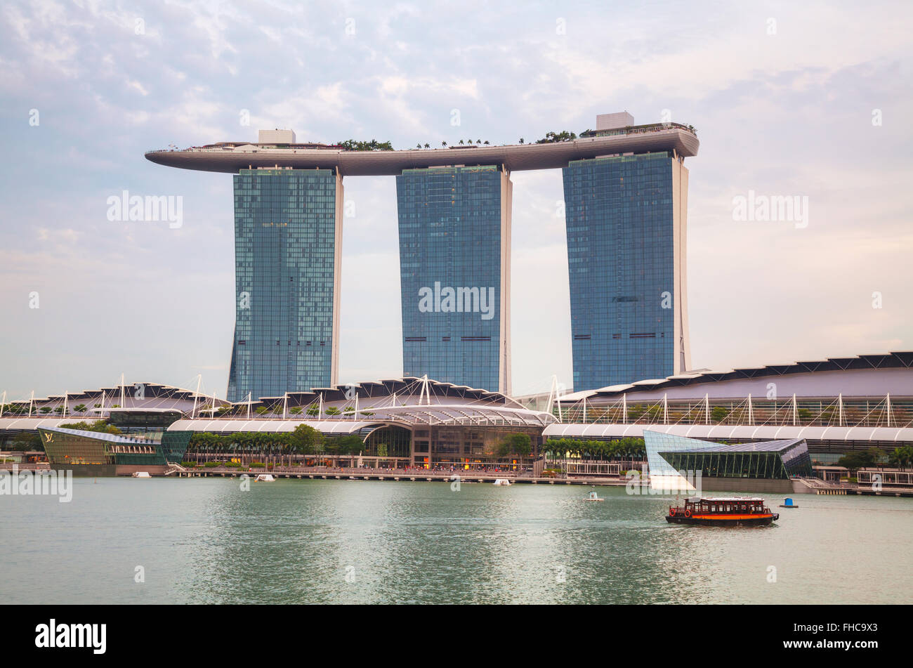 SINGAPORE - 30 ottobre: Panoramica della marina bay con il Merlion e Marina Bay Sands il 30 ottobre 2015 a Singapore. Foto Stock