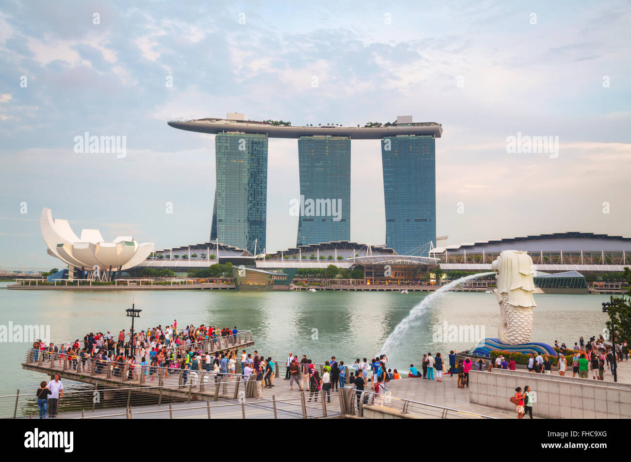 SINGAPORE - 30 ottobre: Panoramica della marina bay con il Merlion e Marina Bay Sands il 30 ottobre 2015 a Singapore. Foto Stock