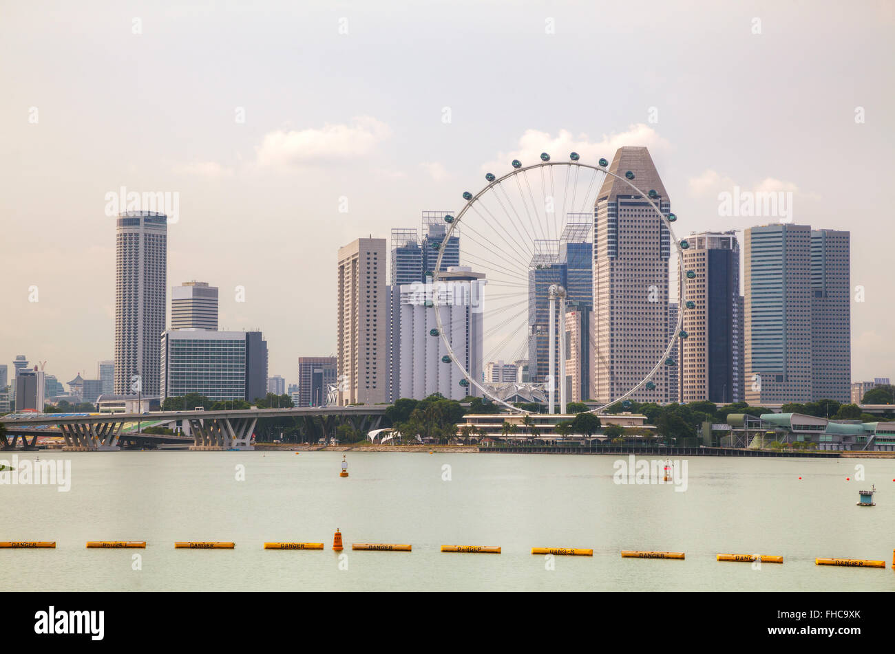 Il centro di Singapore come visto dalla baia di Marina di sera Foto Stock